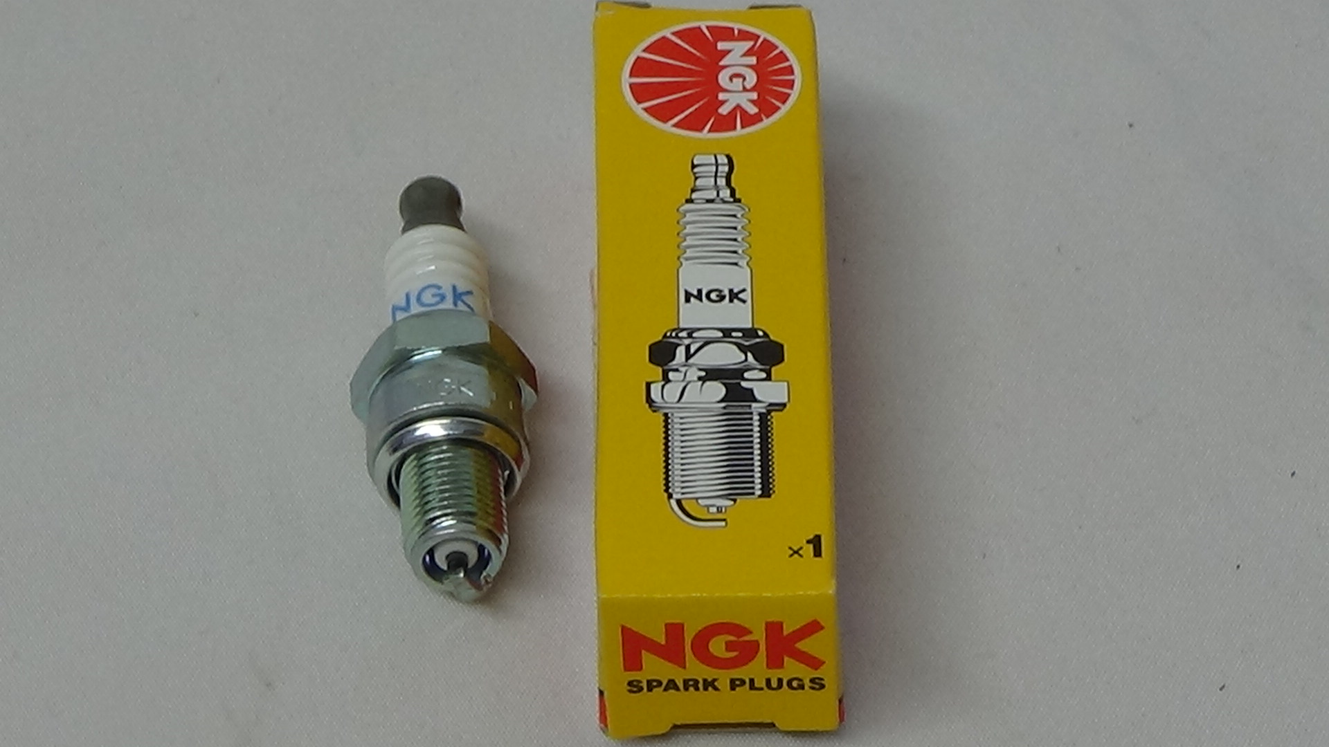 67054 Genuine NGK CMR7H Spark Plug 1 Pack Rofun 29cc 32cc 36cc 45cc Rovan (4)