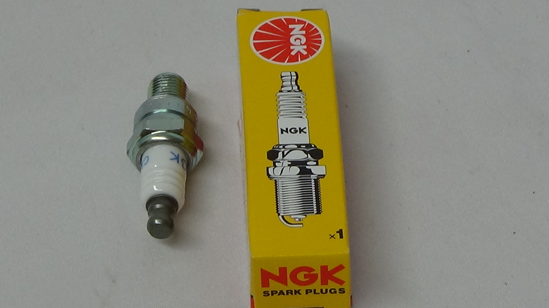 67054 Genuine NGK CMR7H Spark Plug 1 Pack Rofun 29cc 32cc 36cc 45cc Rovan (5)